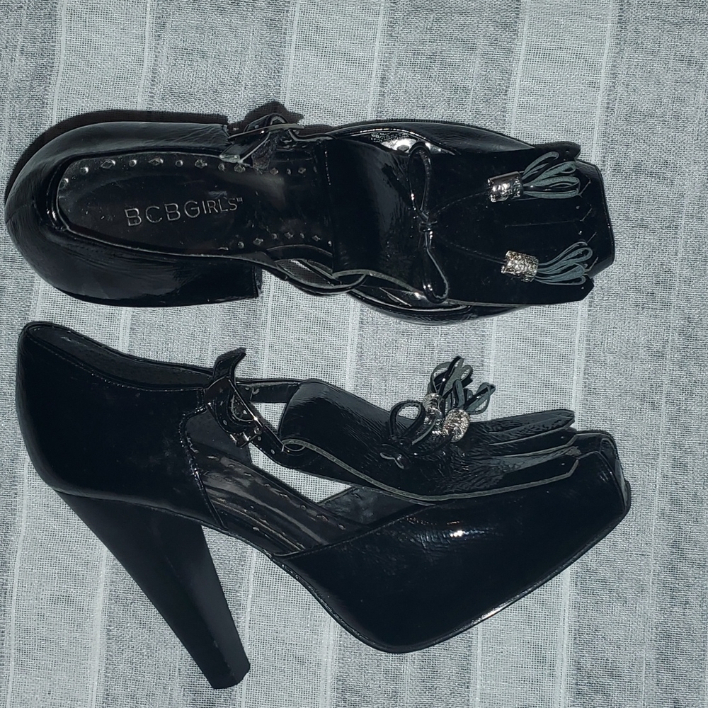 🔥Steven Madden 1 of kind patent leather peek toe with platform heel sandal.